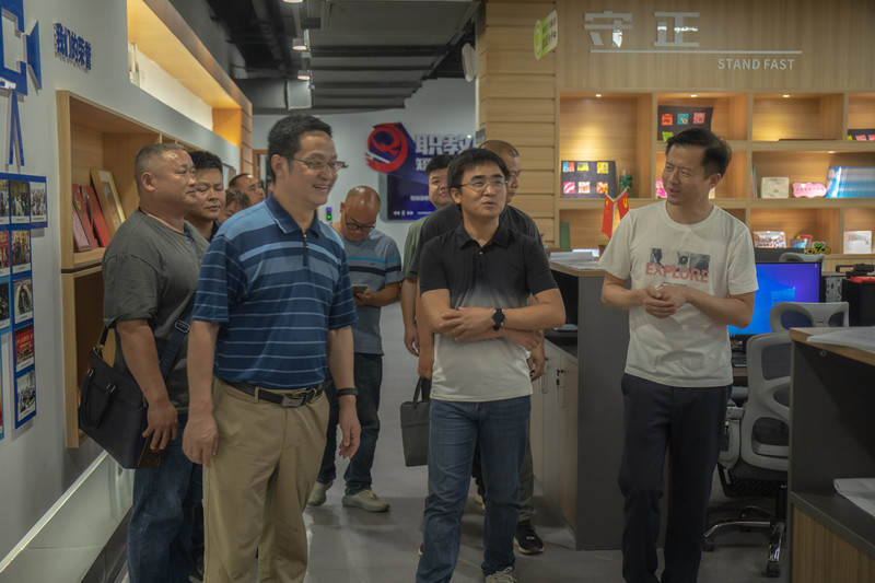 参观小微2_副本.jpg 参观小微2_副本.jpg